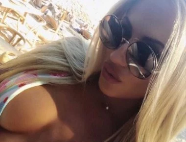 Ελληνίδα τραγουδίστρια φωτογραφίστηκε γυμνή σε τζακούζι - Μαζί με φίλη της! (φώτο)